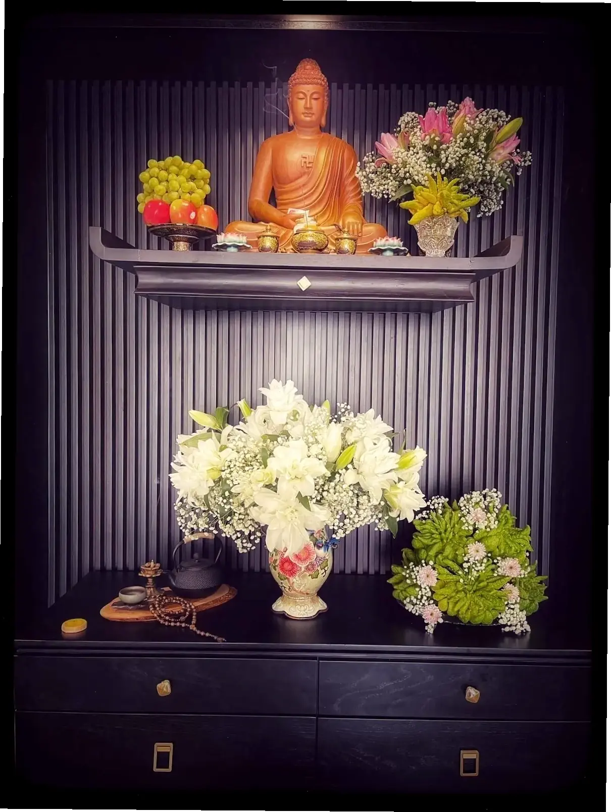 Ảnh bàn thờ cổ kính, lưu giữ vẻ đẹp xưa, giúp bạn kết nối với truyền thống và tìm thấy sự bình yên trong ký ức.