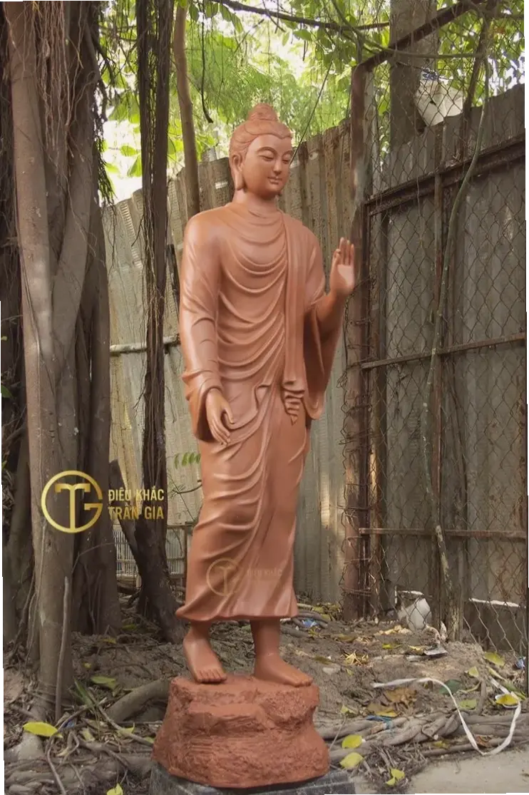Ảnh Phật Thích Ca đứng tại chùa, nơi linh thiêng nuôi dưỡng tâm hồn và mang lại sự thanh tịnh tuyệt đối.