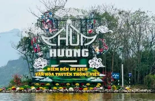 Ánh sáng huyền ảo bao trùm Chùa Hương, tạo nên bức tranh nghệ thuật sống động và đầy màu sắc.