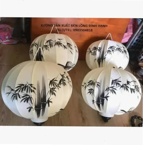 Ánh sáng huyền ảo từ đèn lồng chùa, tỏa lan bình an và năng lượng tích cực cho cuộc sống.