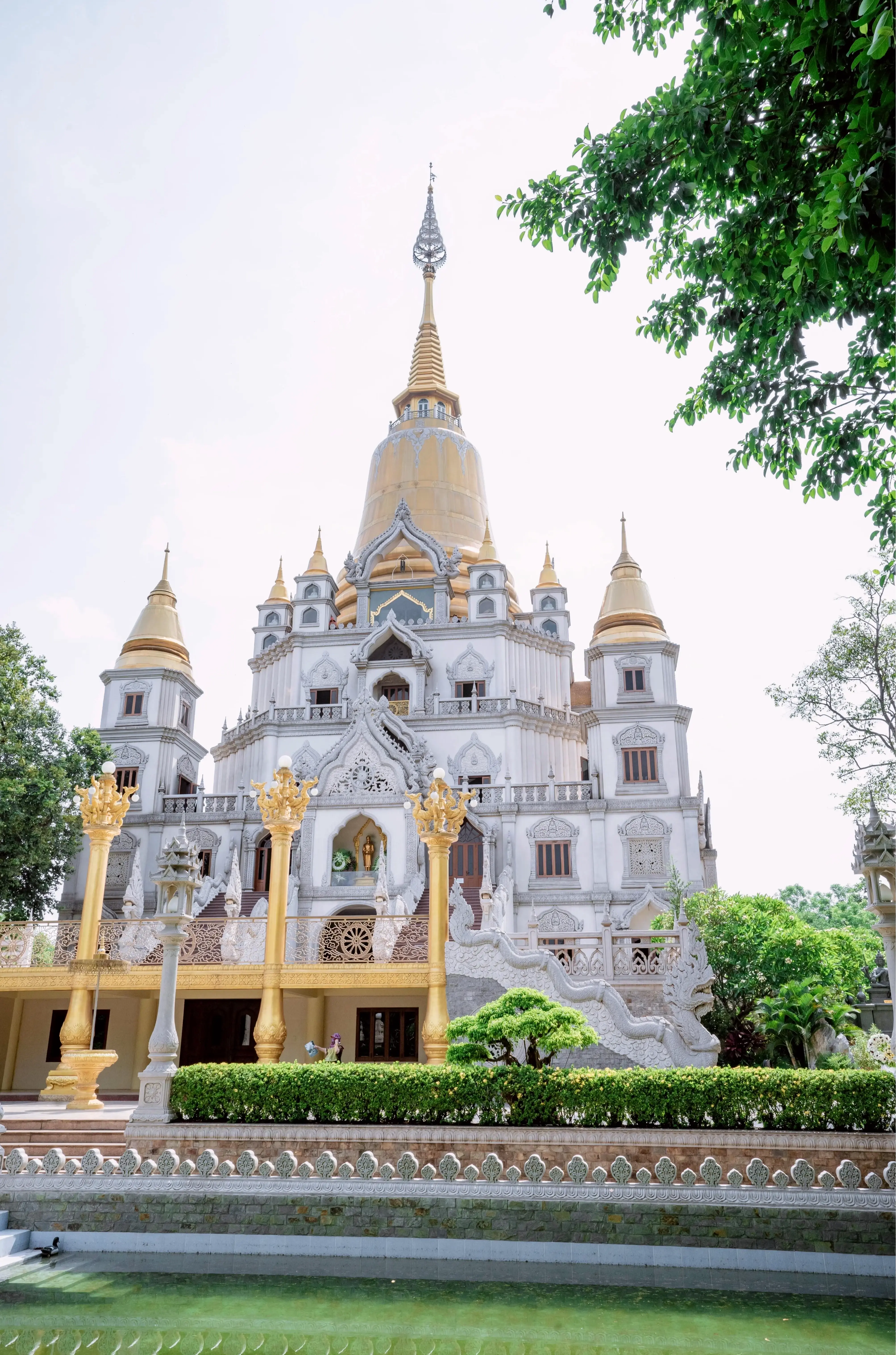 Ánh sáng lung linh bao trùm Chùa Bửu Long, tạo nên bức tranh nghệ thuật đầy thi vị và huyền ảo.