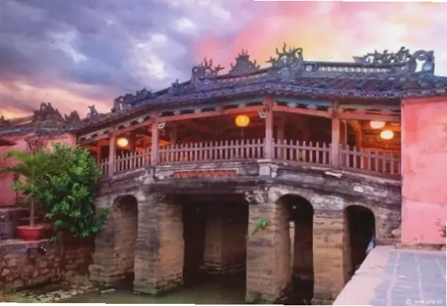 Ánh sáng lung linh chiếu rọi chùa cổ Việt Nam, biến mỗi góc cạnh thành bức tranh nghệ thuật đầy thiêng liêng.