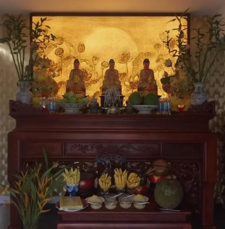 Bàn thờ Phật tối giản, thiết kế đơn sơ mà tinh tế, giúp bạn tập trung vào sự thanh tịnh và bình yên trong cuộc sống hàng ngày.