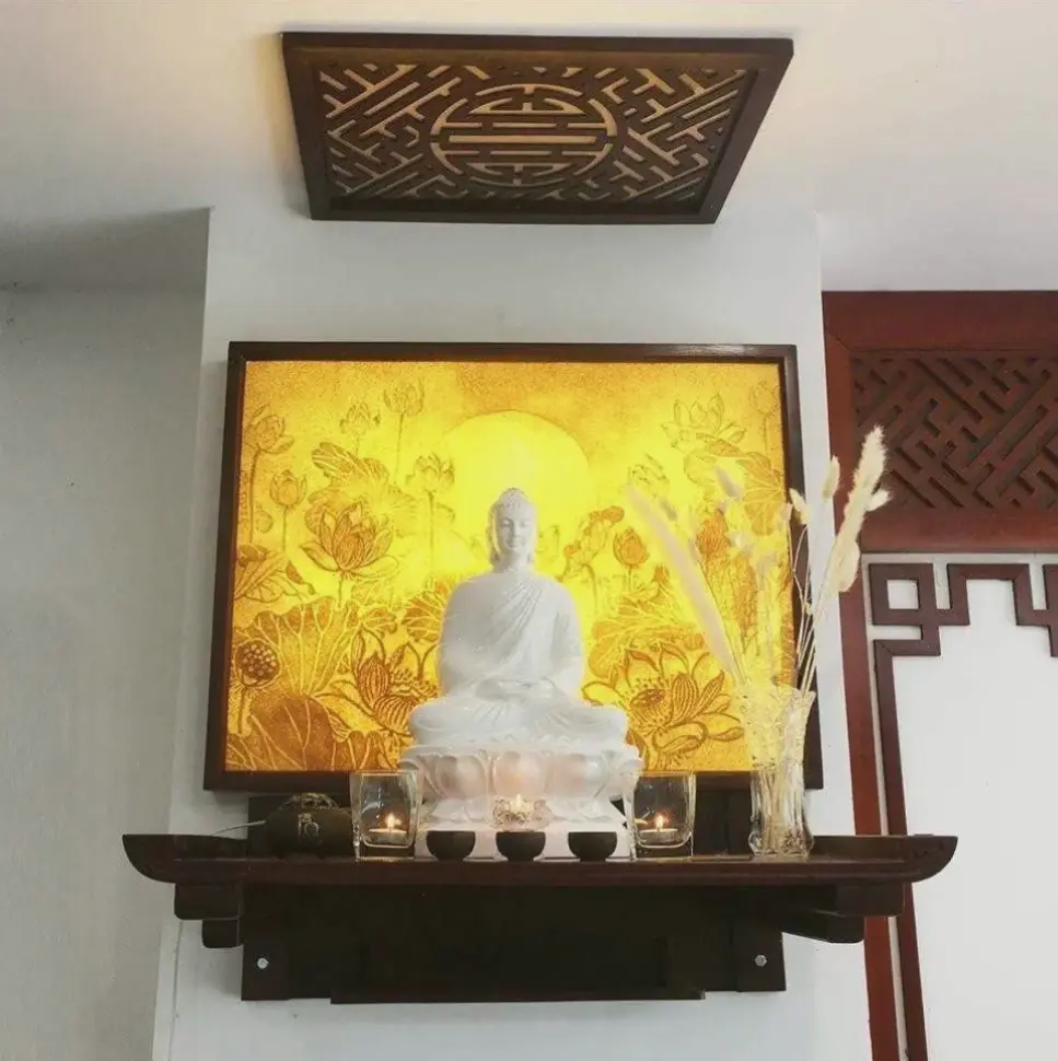Bàn thờ Phật với ánh sáng lung linh, tạo không gian thiêng liêng, giúp tâm hồn bạn thư thái và tràn đầy năng lượng tích cực.