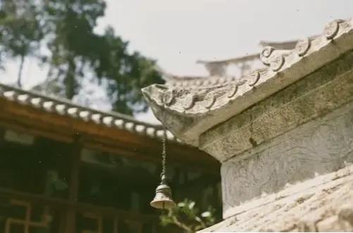 Chiêm ngưỡng những bức ảnh chuông chùa tuyệt đẹp, giúp bạn cảm nhận sự yên bình và kết nối với không gian Phật giáo cổ kính.