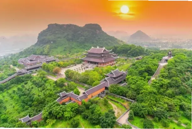 Chùa Bái Đính mang đến sự bình an và hạnh phúc, qua từng bức ảnh chân thực và ấm áp.