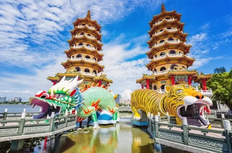 Chùa Đài Loan lung linh dưới ánh đèn đêm, tạo nên không gian huyền ảo và thiêng liêng đầy cuốn hút.