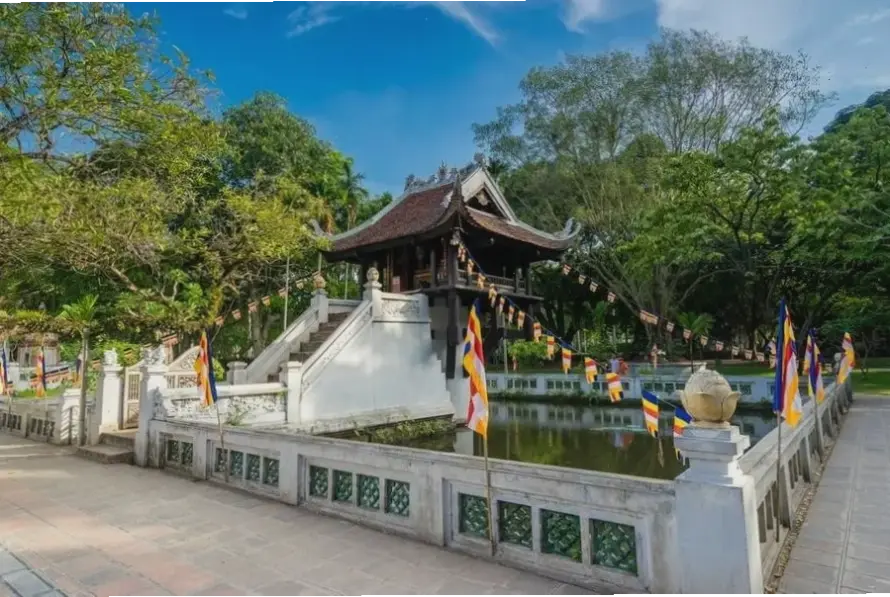 Chùa Một Cột – biểu tượng của sự bình an, giúp bạn thư giãn và tìm lại sự cân bằng trong tâm hồn.