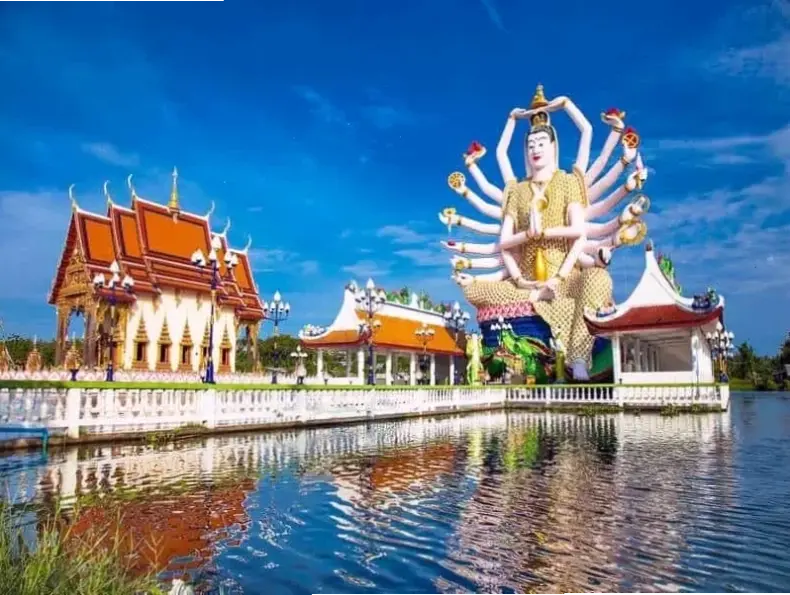Chùa Thái Lan rực rỡ sắc màu, tượng trưng cho sự thịnh vượng và niềm vui bất tận.