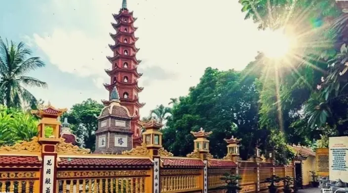 Chùa Trấn Quốc – biểu tượng văn hóa Việt Nam, nơi lịch sử và vẻ đẹp cổ xưa được khắc họa sống động.