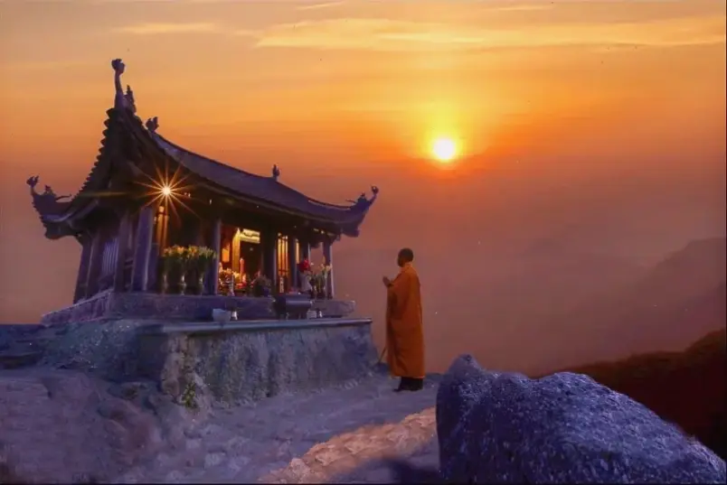 Chùa Yên Tử lung linh dưới ánh đèn đêm, tạo nên không gian huyền bí và bình yên tuyệt đối.