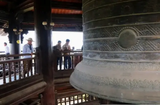 Chuông chùa lung linh dưới ánh sáng, tạo nên không gian thiêng liêng và yên bình.