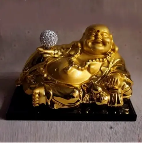 Di Lặc hạnh phúc cầm vàng, tượng trưng cho niềm vui tràn đầy và sự giàu có, mang lại cảm hứng tích cực hàng ngày.