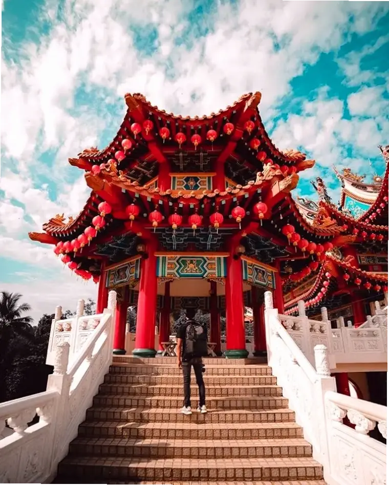 Hãy để đèn lồng chùa mang đến sự bình an và hạnh phúc, xua tan mọi lo lắng.