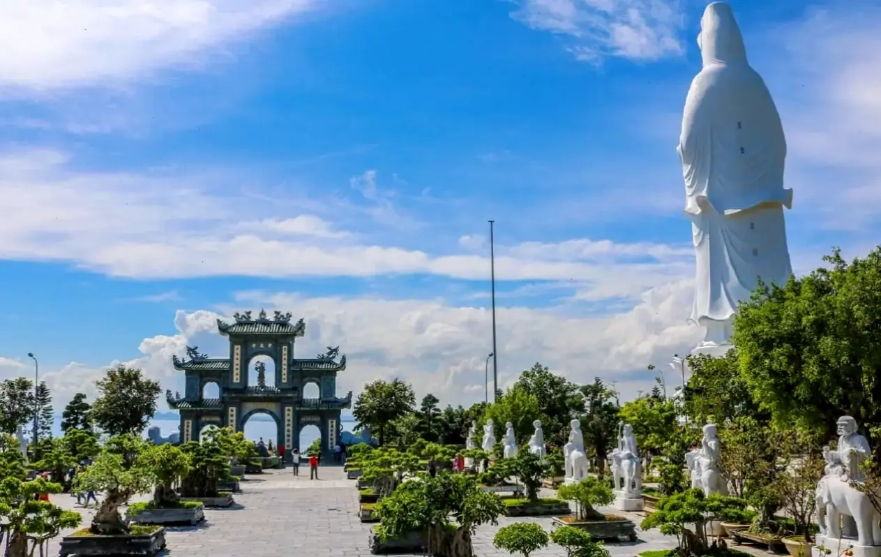 Hình ảnh chùa cổ kính ở Việt Nam, lưu giữ vẻ đẹp lịch sử và văn hóa qua từng chi tiết tinh xảo.