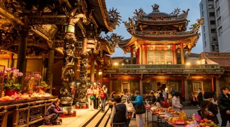 Hình ảnh chùa Fo Guang Shan rực rỡ, biểu tượng Phật giáo Đài Loan, nơi bình yên và trí tuệ hội tụ.