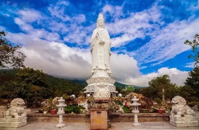 Hình ảnh tuyệt đẹp các chùa ở Đà Nẵng, nơi hòa quyện giữa kiến trúc cổ kính và cảnh quan thiên nhiên tươi đẹp.