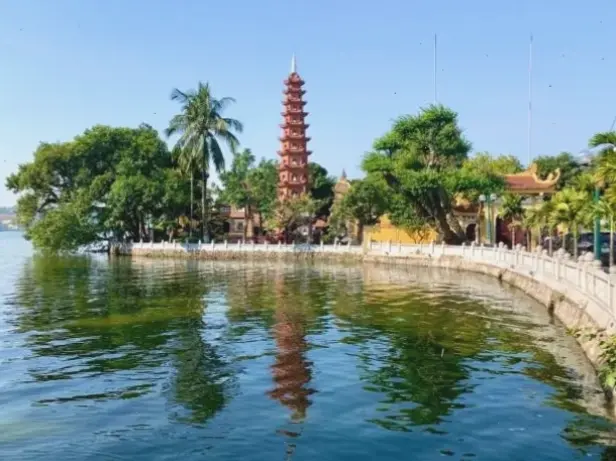 Khám phá vẻ đẹp huyền bí của Chùa Trấn Quốc qua ảnh 4K sắc nét, mang đến trải nghiệm chân thực và sống động.