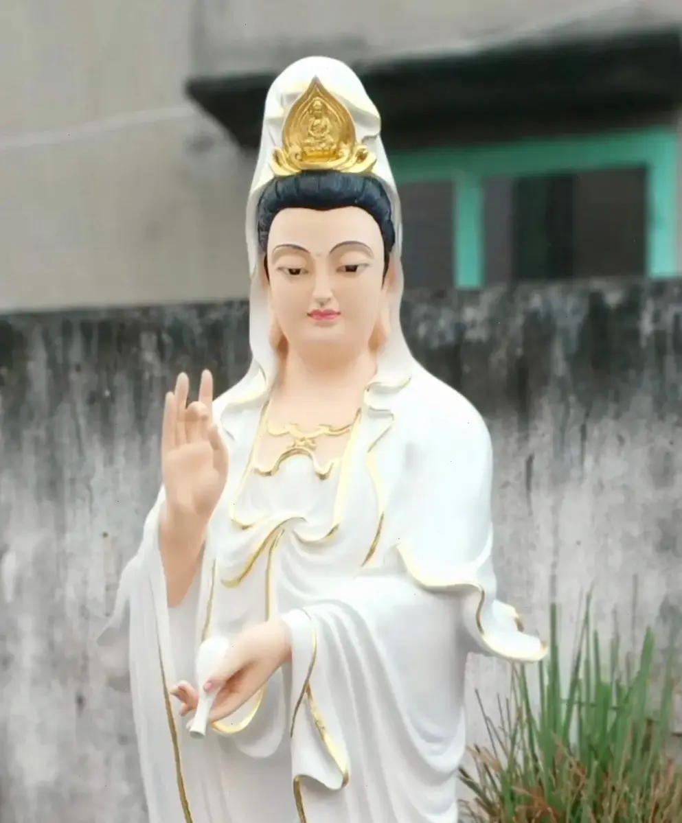 Quan Âm tối giản với vẻ đẹp tinh tế, giúp bạn tập trung vào sự bình an nội tại và sự thanh thản.