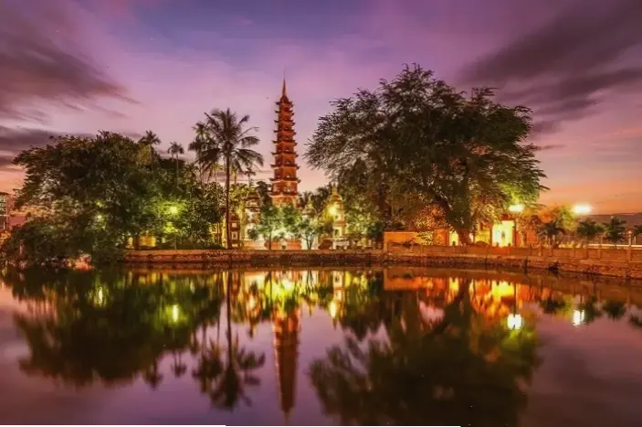Tìm kiếm sự bình an tại Chùa Trấn Quốc, với không gian yên tĩnh và thiêng liêng đầy cảm hứng.