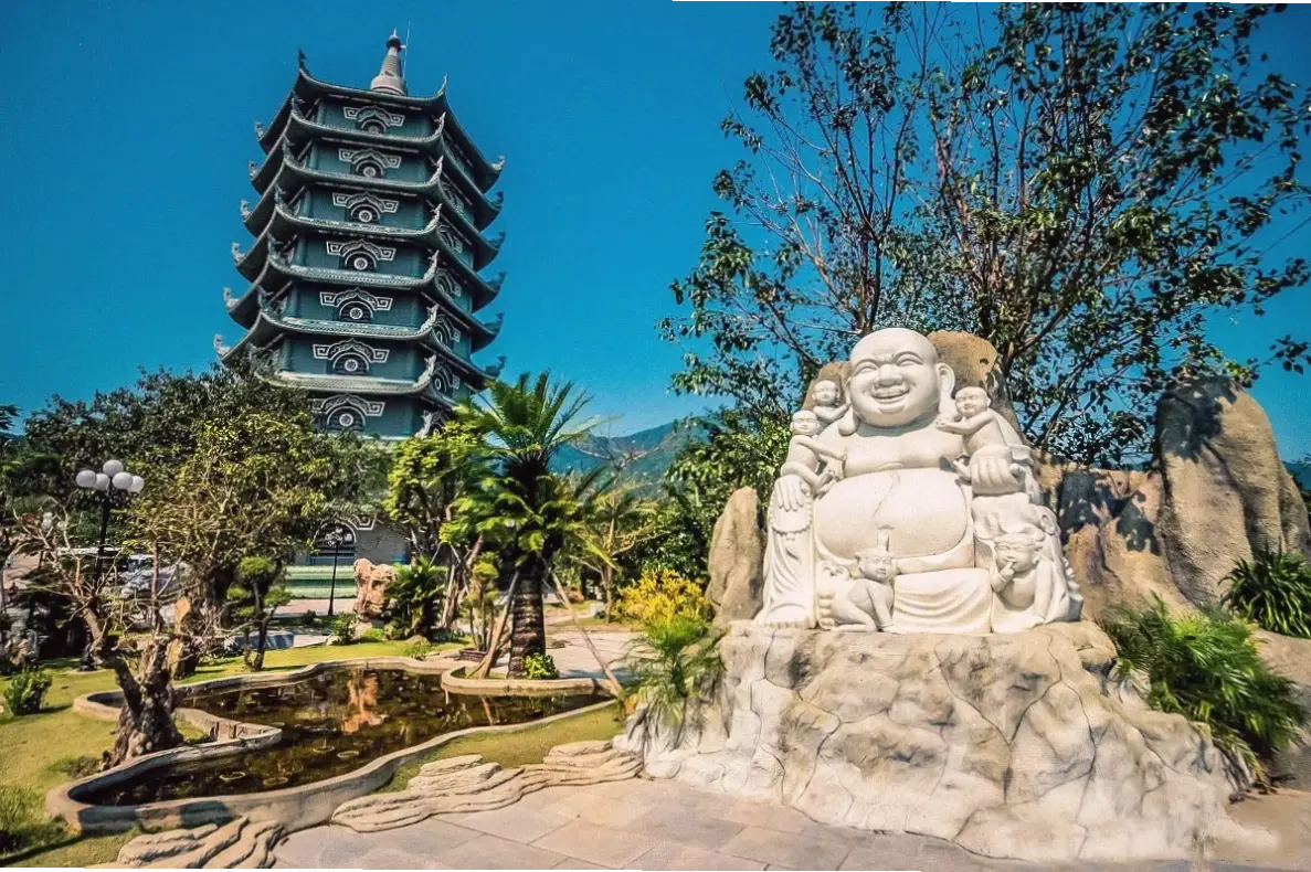 Trải nghiệm không gian tâm linh sâu lắng tại Chùa Linh Ứng, nơi nuôi dưỡng sự an yên và giác ngộ nội tâm.