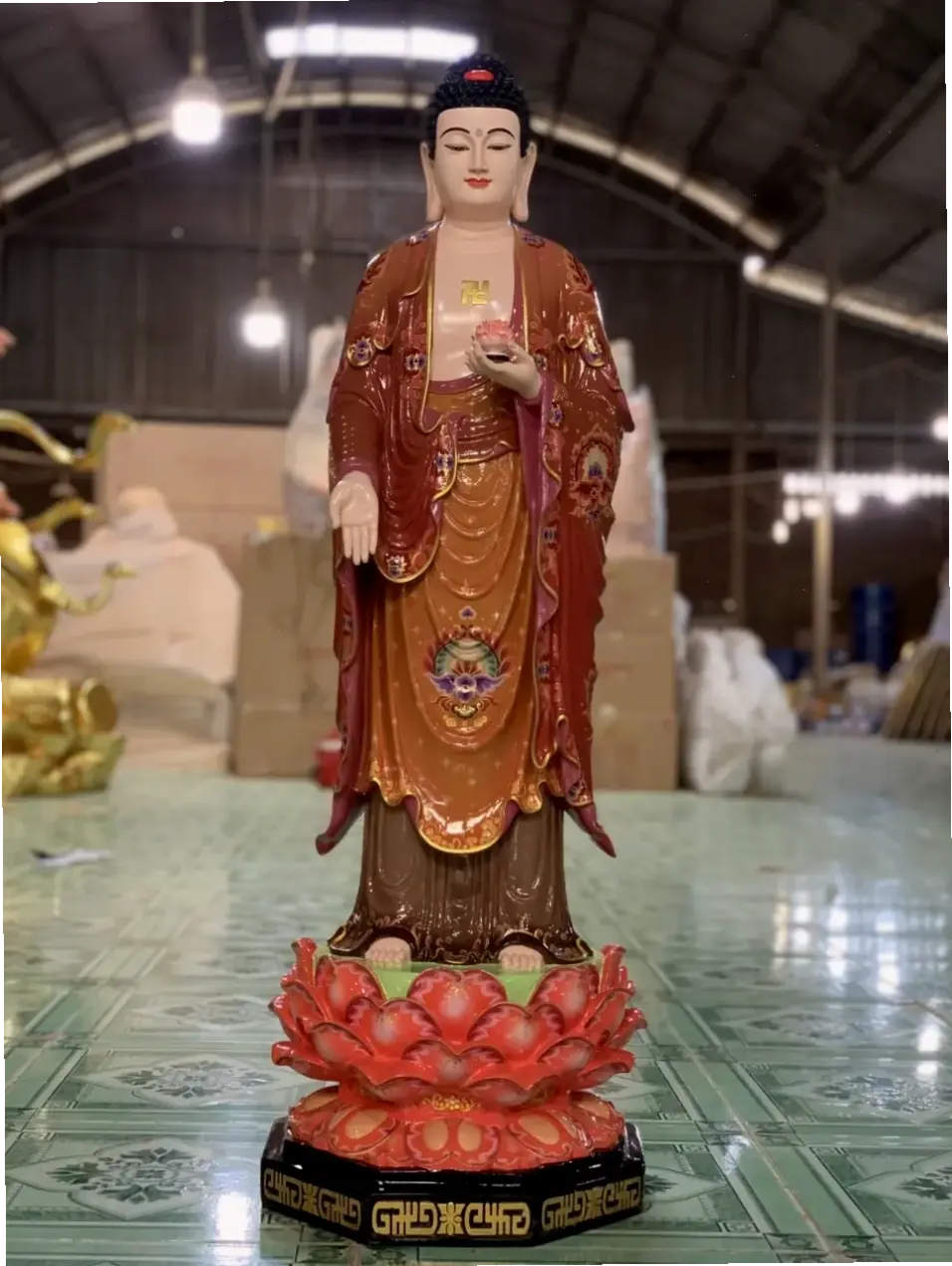Tượng A Di Đà đứng biểu tượng lòng từ bi vô hạn, giúp kết nối sâu sắc với nguồn năng lượng tích cực và bình an.