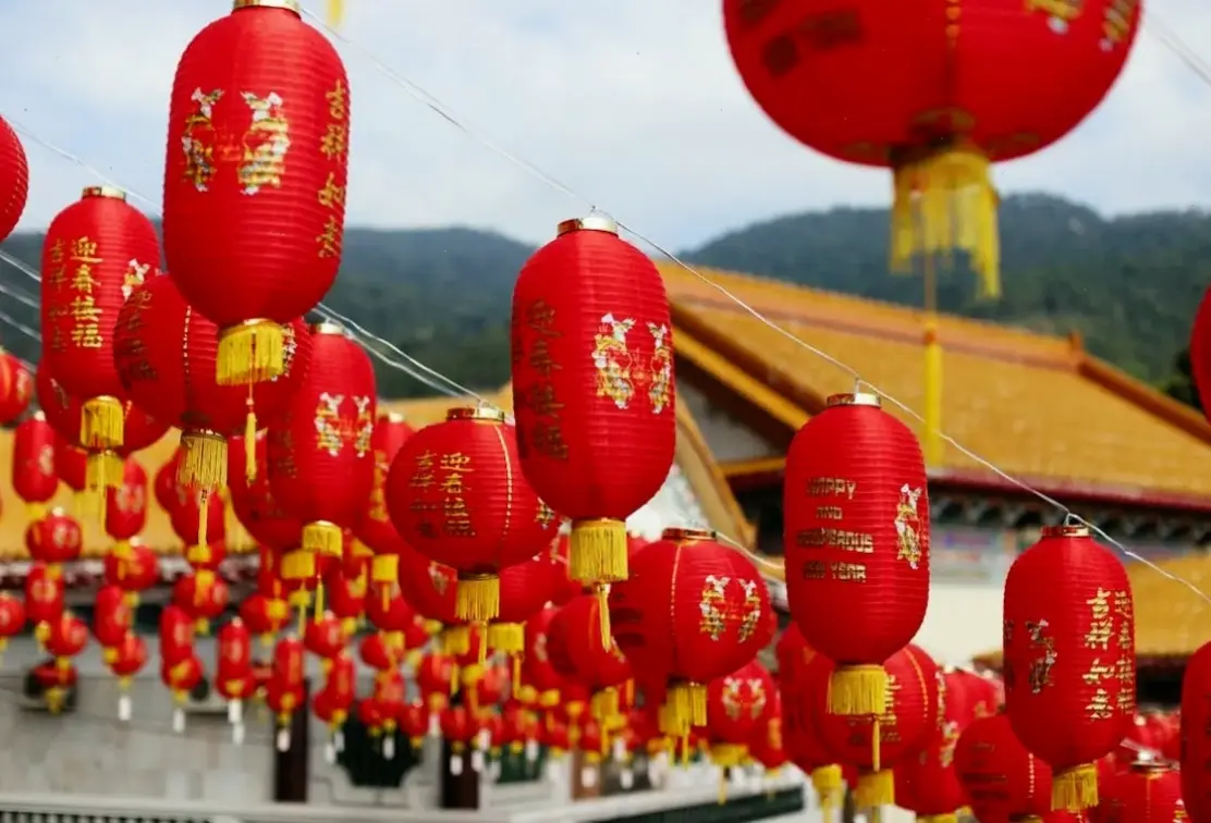 Vẻ đẹp huyền bí của đèn lồng chùa vào ban đêm, nơi ánh sáng gặp gỡ sự thanh bình.