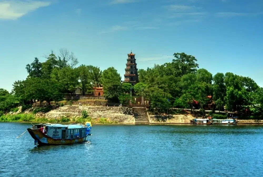 Ảnh chùa cổ Huế lưu giữ vẻ đẹp cổ kính, mời bạn du hành qua thời gian với những câu chuyện lịch sử huyền bí.