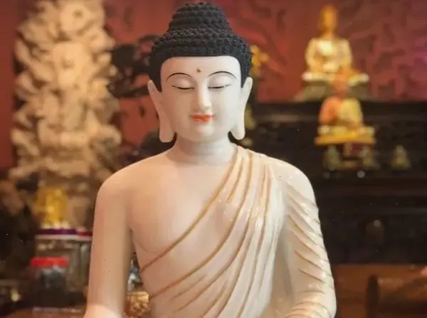 Ảnh cổ kính của Phật Thích Ca trong chùa, lưu giữ tinh thần Phật giáo qua thời gian và vẻ đẹp huyền bí.