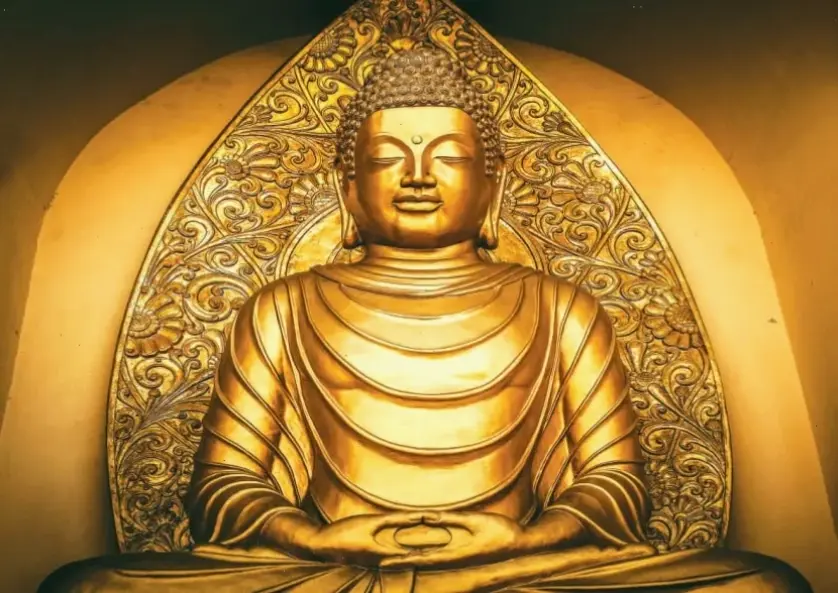 Ánh sáng huyền ảo bao quanh Phật cổ Việt Nam, khơi dậy sự bình yên và khai sáng tâm hồn bạn mỗi ngày.