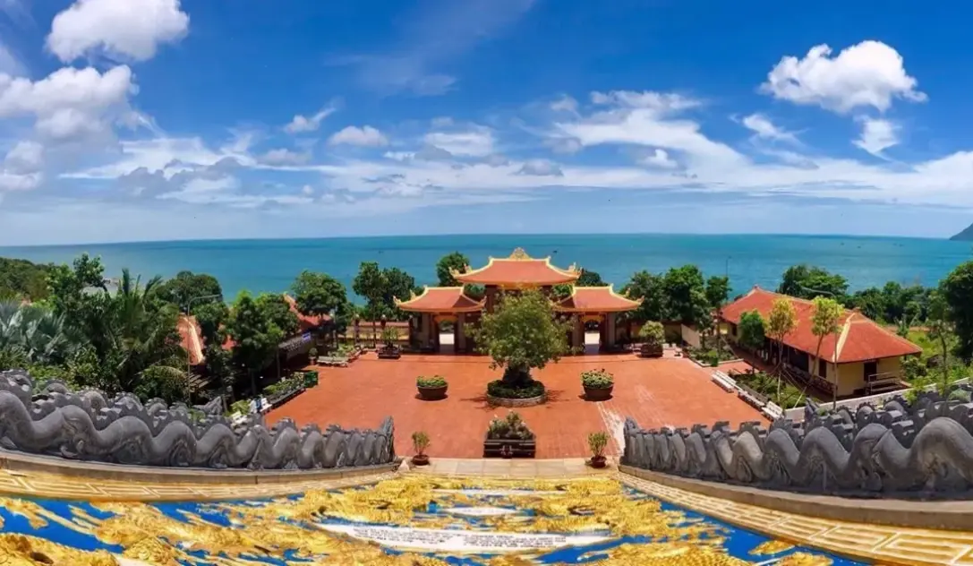 Ánh sáng huyền ảo bao trùm Chùa Phú Quốc, tạo nên bức tranh nghệ thuật.