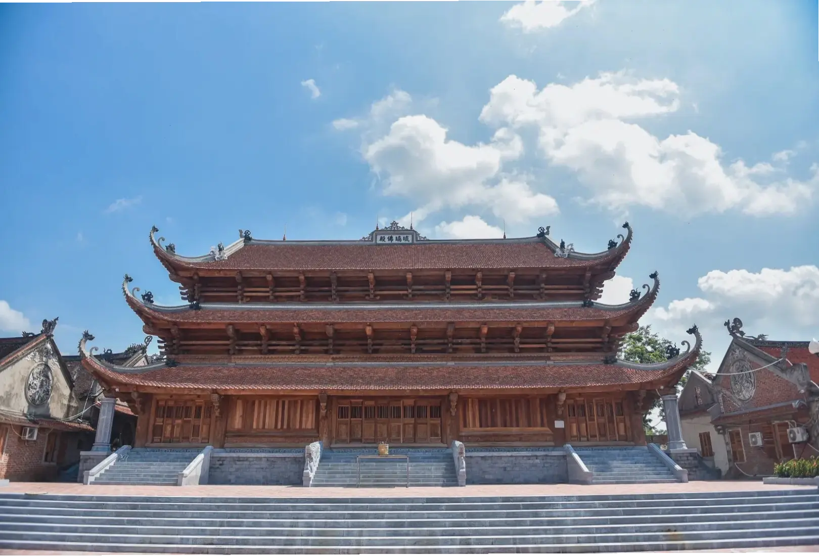 Ánh sáng lung linh bao trùm chùa Phật, tạo nên không gian thiêng liêng và bình yên tuyệt đối.