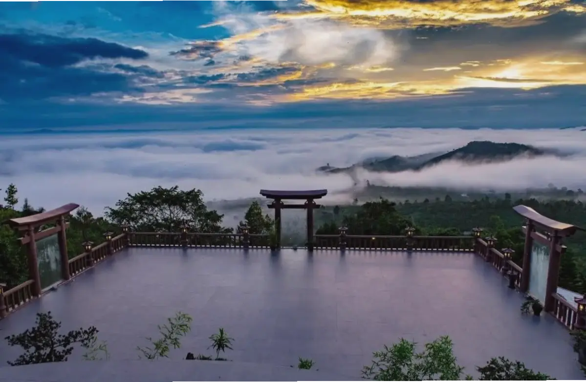 Ánh sáng rực rỡ bao trùm Chùa Đà Lạt, mang đến cảm giác thanh tịnh và tràn đầy năng lượng tích cực.