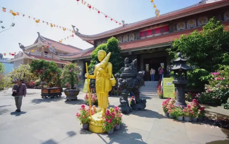 Ánh sáng rực rỡ bao trùm Chùa Vĩnh Nghiêm, biến nơi đây thành bức tranh nghệ thuật đầy cảm hứng.