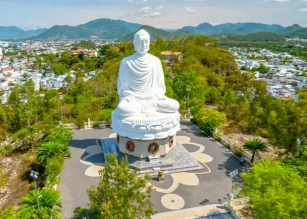 Ánh sáng rực rỡ chiếu sáng Chùa Long Sơn, tạo nên bức tranh nghệ thuật đầy màu sắc và năng lượng tích cực.