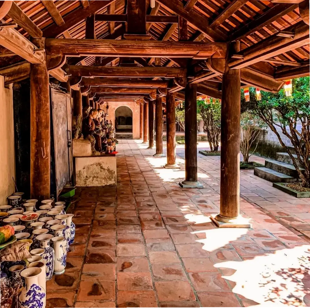 Ánh sáng rực rỡ tại Chùa Dâu, tạo nên bức tranh nghệ thuật đầy màu sắc và sự thanh tịnh.