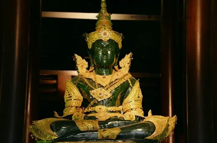 Ảnh tượng Phật ngọc bích cổ xưa lưu giữ vẻ đẹp văn hóa, truyền tải trí tuệ và sự bình an qua từng chi tiết cổ điển.