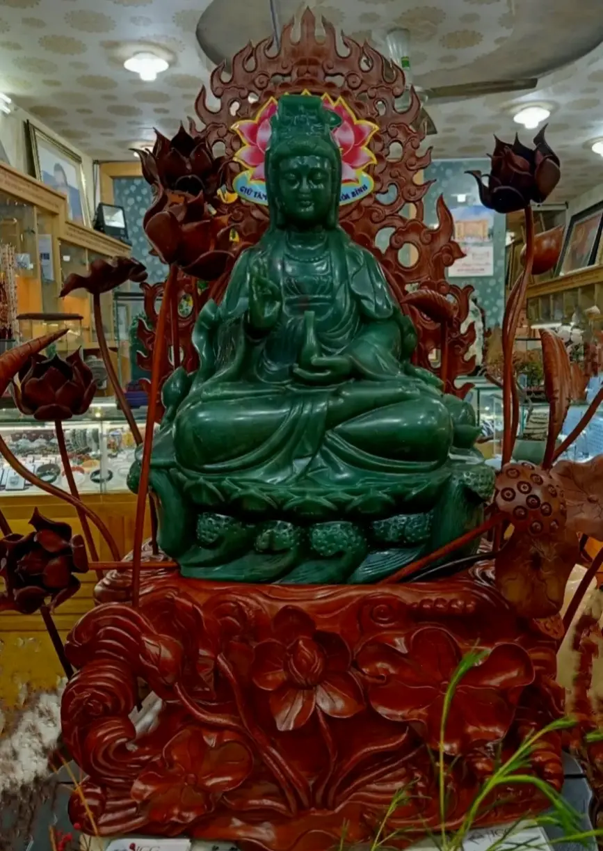 Ảnh tượng Phật ngọc trai tại chùa, nơi linh thiêng gặp gỡ vẻ đẹp tự nhiên, truyền cảm hứng sâu sắc.