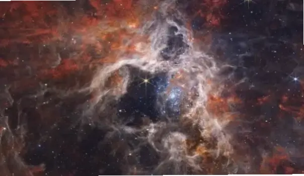 Ảnh vũ trụ Hubble hé lộ vẻ đẹp huyền ảo của các thiên hà xa xôi và sao băng.