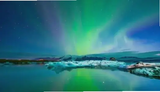 Bắc Cực về đêm kỳ diệu, với ánh sao và cực quang rực rỡ trên nền trời đen thăm thẳm, đầy sự huyền bí.