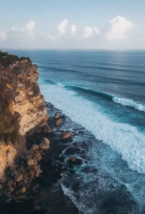 Bali về đêm sôi động với ánh sáng lung linh, khám phá sự hấp dẫn của hòn đảo trong màn đêm huyền bí.
