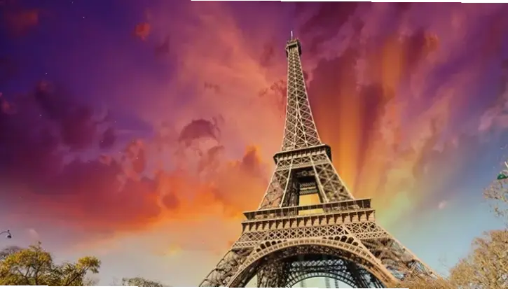 Bình minh Paris đánh thức tâm hồn với ánh nắng vàng rực rỡ trên phố phường cổ kính và dòng sông huyền thoại.