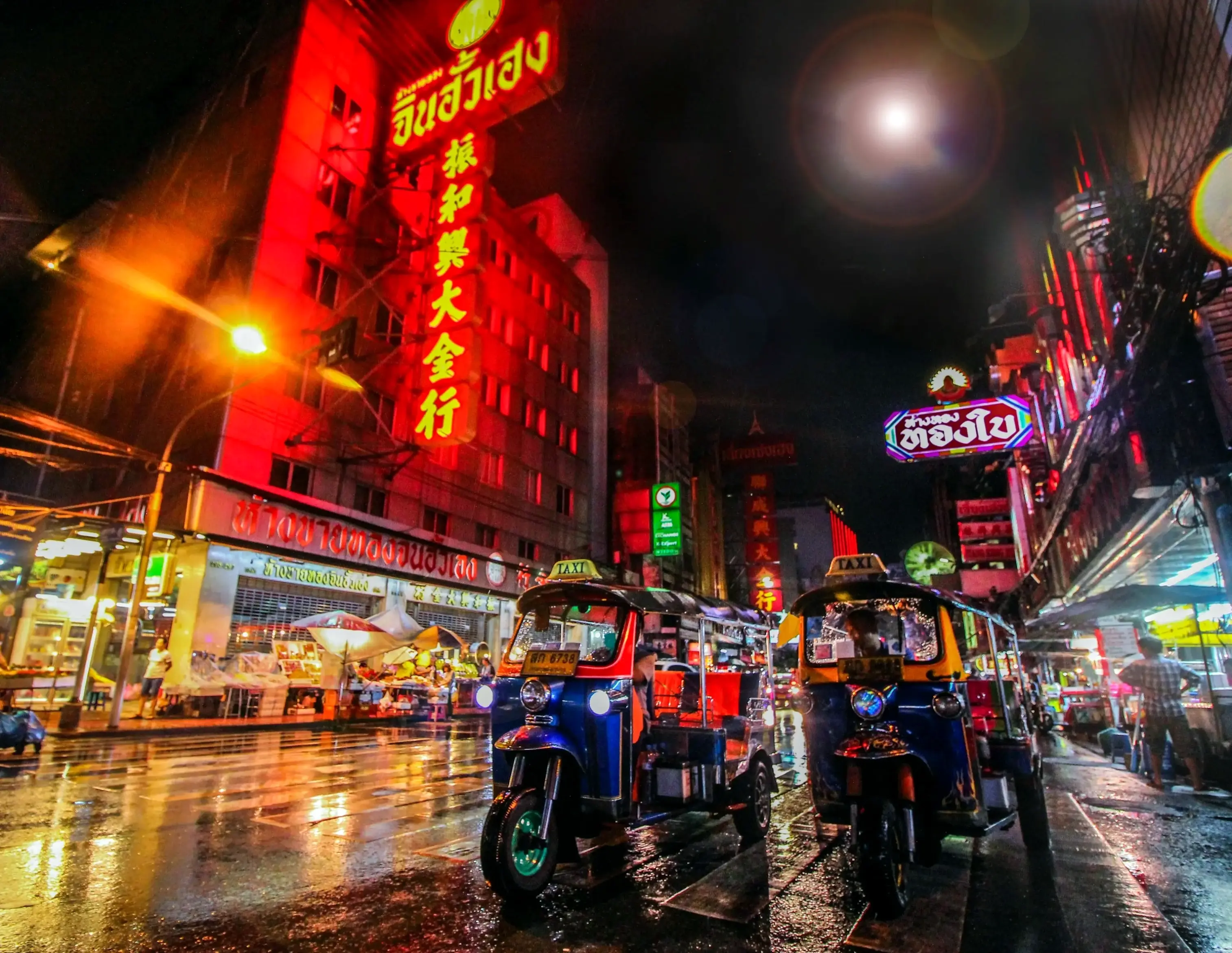 Bình minh tại Bangkok đánh thức thành phố với ánh nắng rực rỡ, tạo nên bức tranh năng lượng và sự khởi đầu mới mẻ.