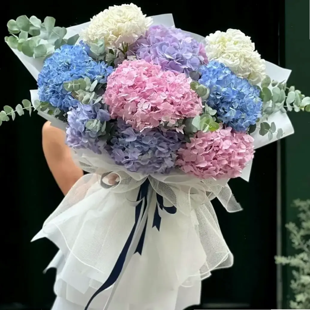 Bó hoa cẩm tú cầu xinh xắn cho ngày cưới, kết hợp màu sắc tươi tắn, mang đến sự thanh lịch và lãng mạn, làm nổi bật vẻ đẹp của cô dâu.