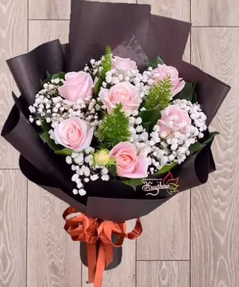 Bó hoa hồng xinh xắn, món quà hoàn hảo để chúc mừng và thể hiện tình cảm trong ngày 8/3 đặc biệt.