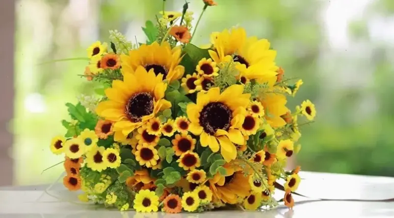 Bó hoa hướng dương tươi thắm cận cảnh, món quà ý nghĩa cho những khoảnh khắc đặc biệt và tràn đầy yêu thương.