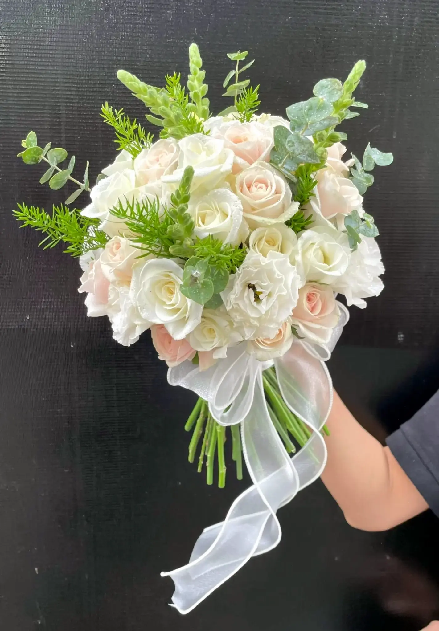 Bó hoa lan cưới lãng mạn, làm nổi bật khoảnh khắc vui vẻ và ý nghĩa.