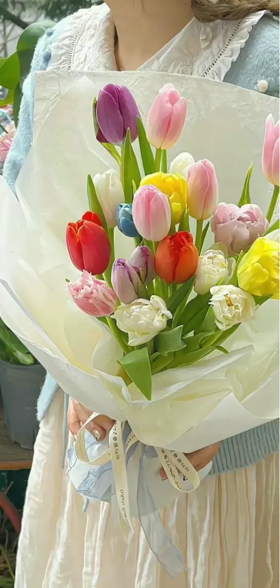 Bó hoa tulip xinh đẹp làm nổi bật vẻ duyên dáng của cô dâu, mang đến sự tươi mới và lãng mạn cho lễ cưới hoàn hảo.