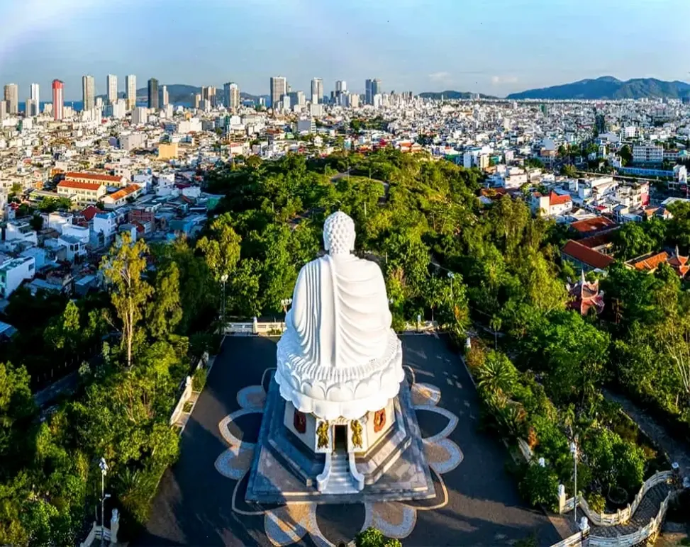 Bức ảnh chùa Nha Trang đẹp mê hồn, nơi hòa quyện giữa thiên nhiên tươi đẹp và nét văn hóa truyền thống Việt Nam.