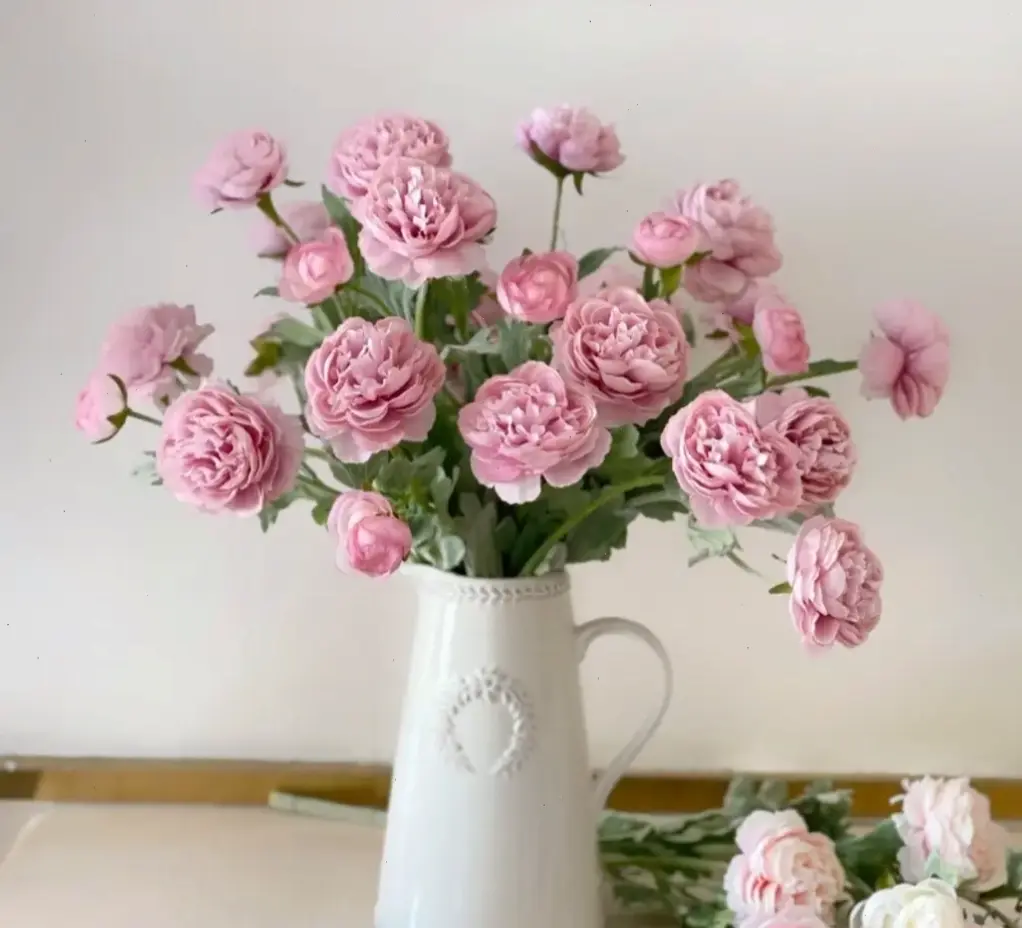 Cắm bình hoa mẫu đơn để tạo điểm nhấn xinh đẹp, mang hương sắc thiên nhiên vào ngôi nhà.